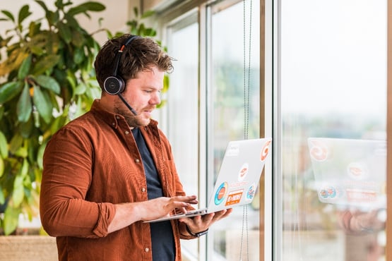 An account executive who is chatting with a prospect to check if HubSpot is a good fit