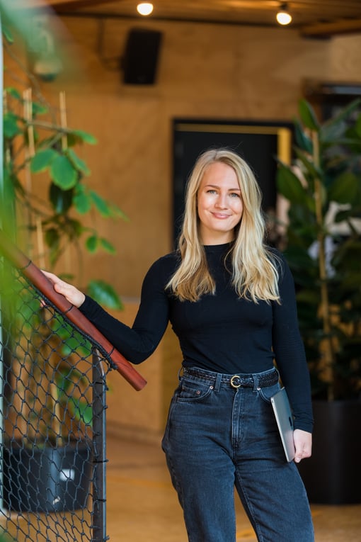 annika bjorkholm from swipeguide who is posing friendly whilst holding a laptop